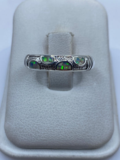 Anillo de plata .950 con ópalo de fuego en tono naranja y azul sobre algodón blanco