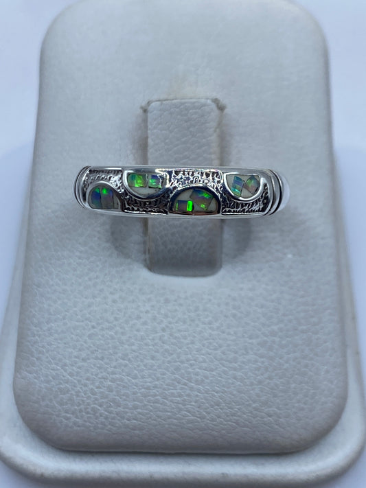 Anillo de plata .950 con ópalo de fuego en tono naranja y azul sobre algodón blanco