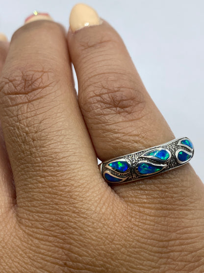 Anillo en balanza — 2.8 gramos de plata .925 con ópalo de fuego