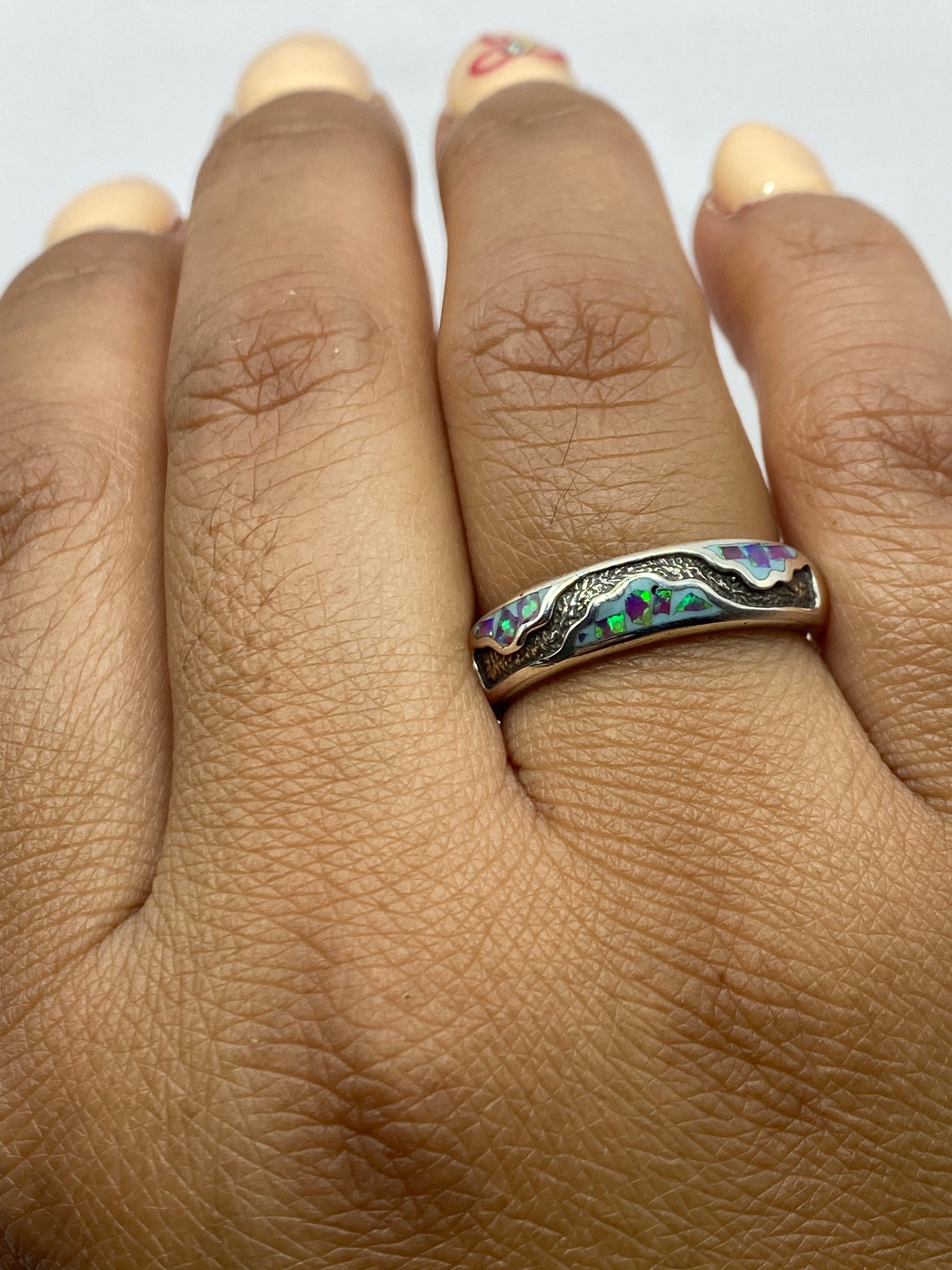 Anillo sobre fondo neutro mostrando el Quinto .950 grabado en el interior