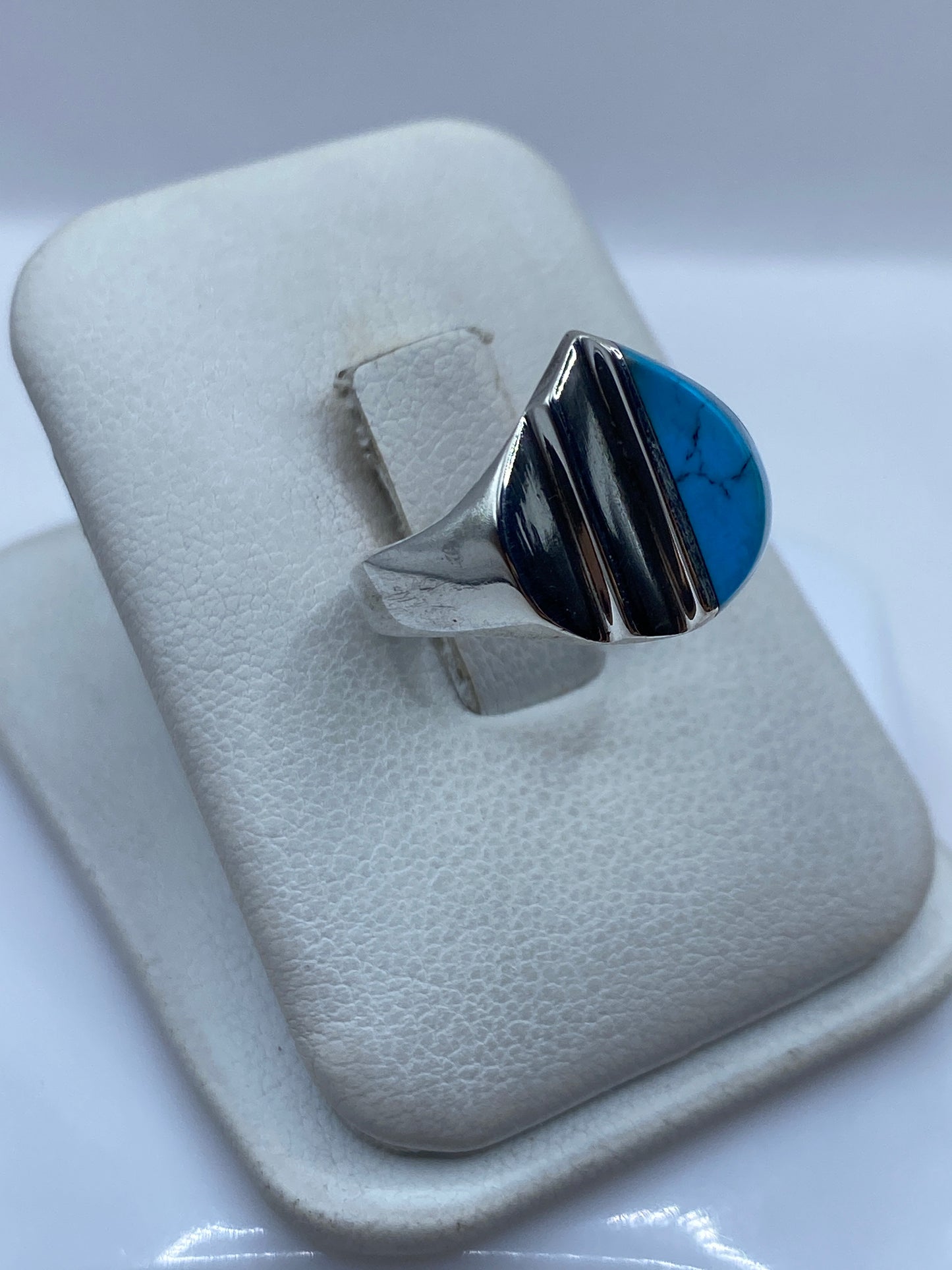 Anillo de turquesa y plata de Taxco en dedo, mostrando el tono azul cielo y los detalles en relieve