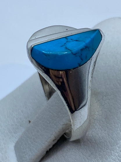 Vista superior del anillo con la turquesa azul cielo y las líneas de plata divisoras