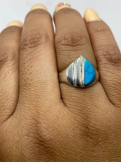 Detalle de la incrustación a mano del anillo — turquesa y plata .925 con Quinto grabado