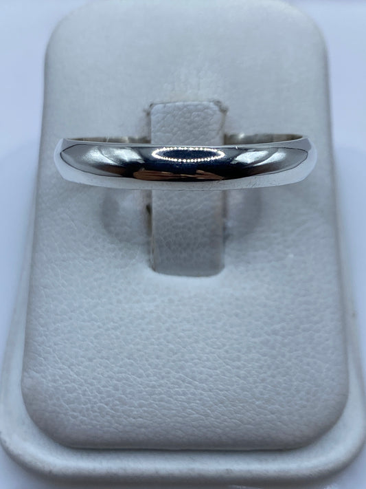 Anillo de plata .925 minimalista pulido, vista frontal en estuche blanco