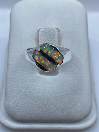 Anillo de plata .950 con ópalo de fuego multicolor en estuche blanco