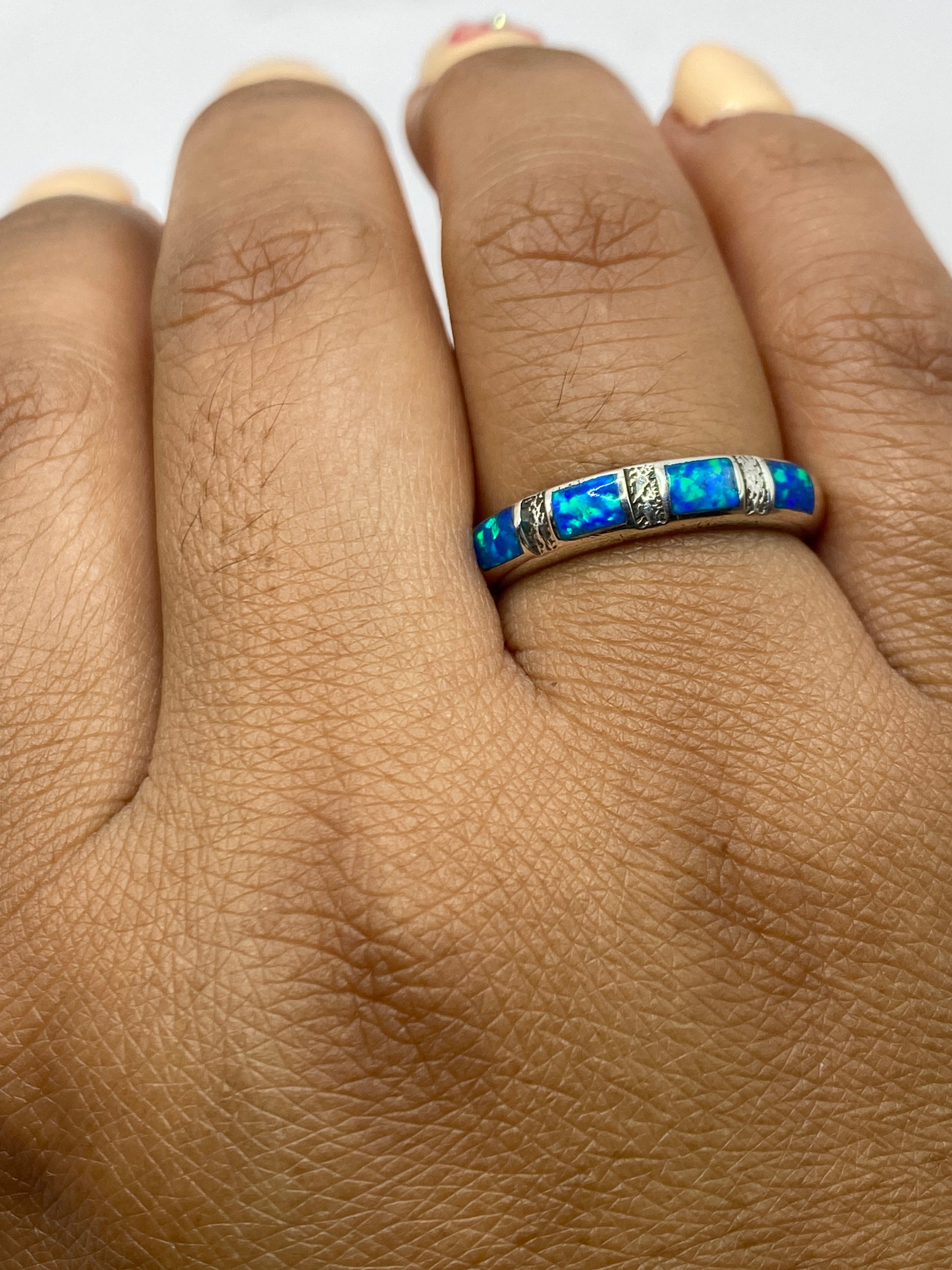 Anillo sobre fondo gris neutro — perfil completo de la pieza
