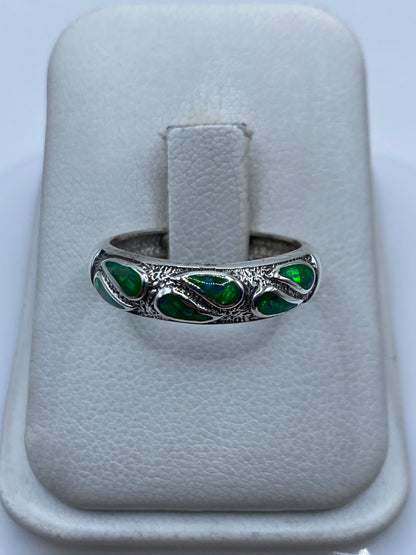 Anillo de plata con ópalo de fuego verde limón en estuche de presentación