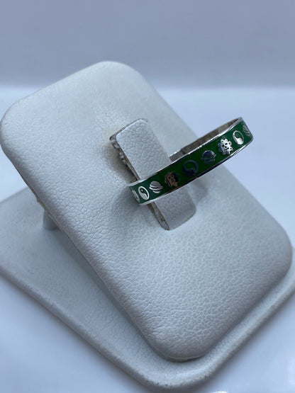Anillo de plata .925 en dedo mostrando diseño pulido y versátil