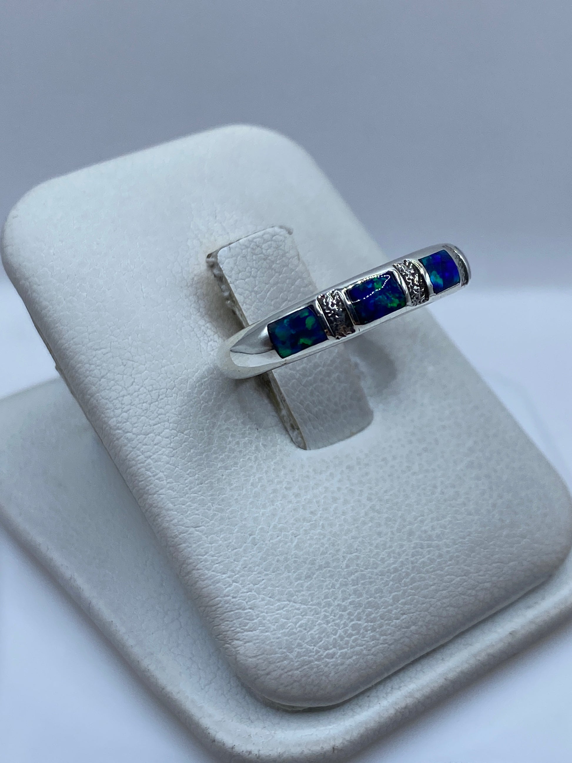 Detalle del engaste del Ópalo de Fuego con destellos verdes y azules en plata .950
