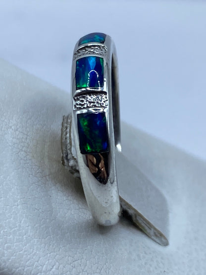 Ópalo de fuego azul con reflejos verdes en el anillo de plata .950