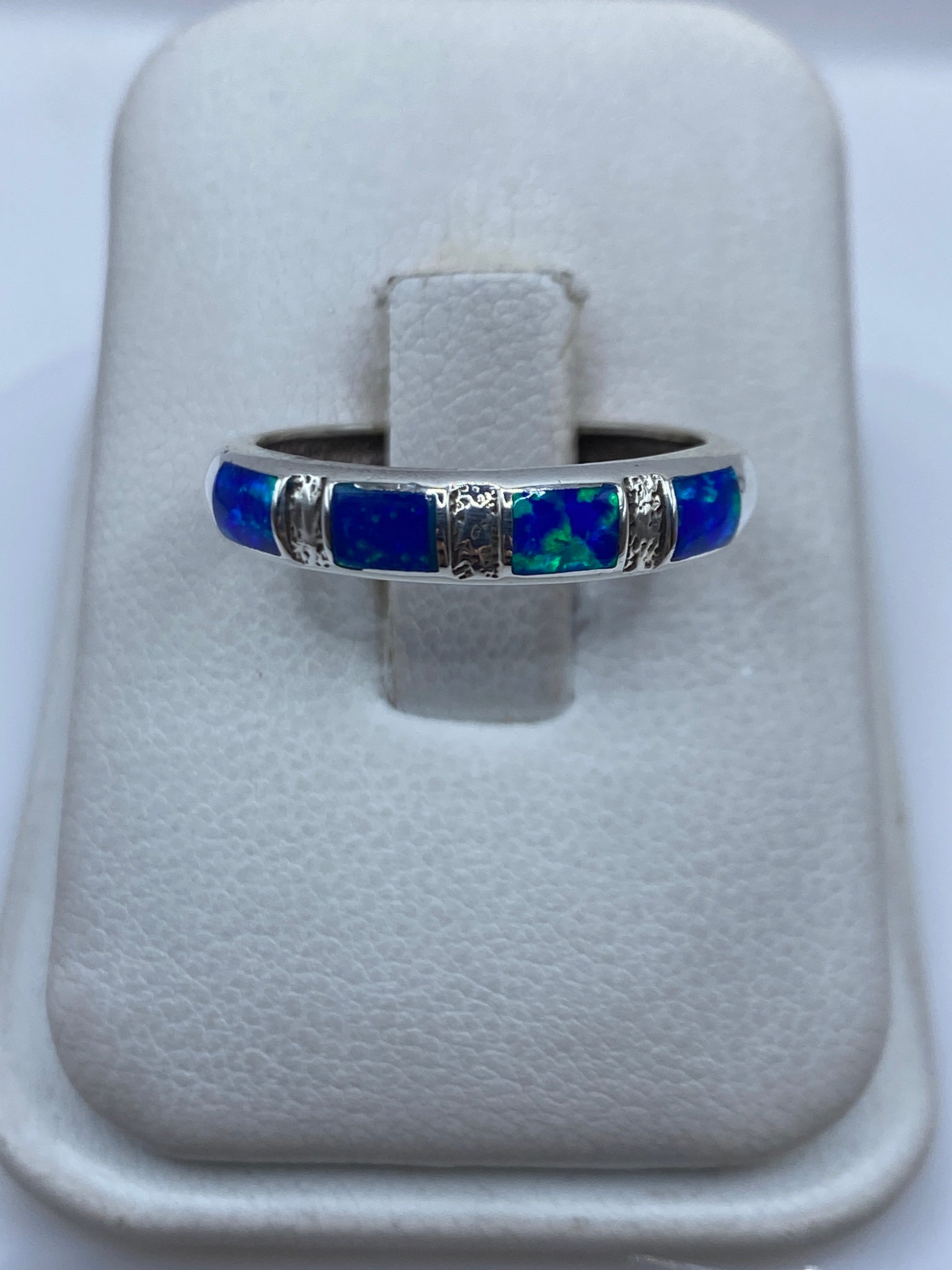 Anillo de plata .950 con ópalo de fuego azul iridiscente en estuche blanco de presentación