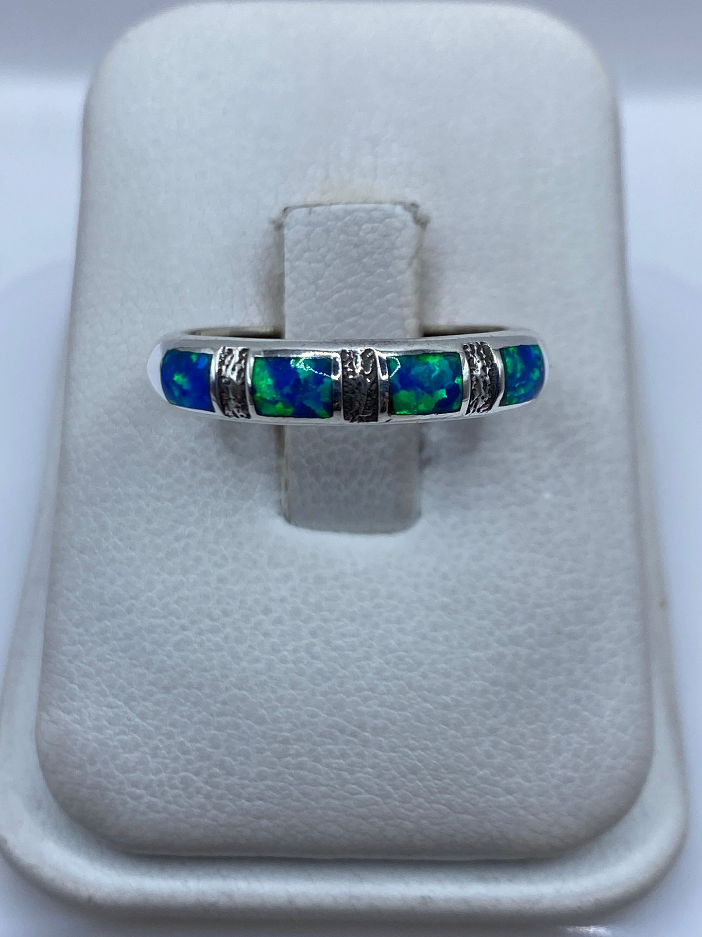 Anillo de plata .950 con Ópalo de Fuego azul engastado sobre plato blanco