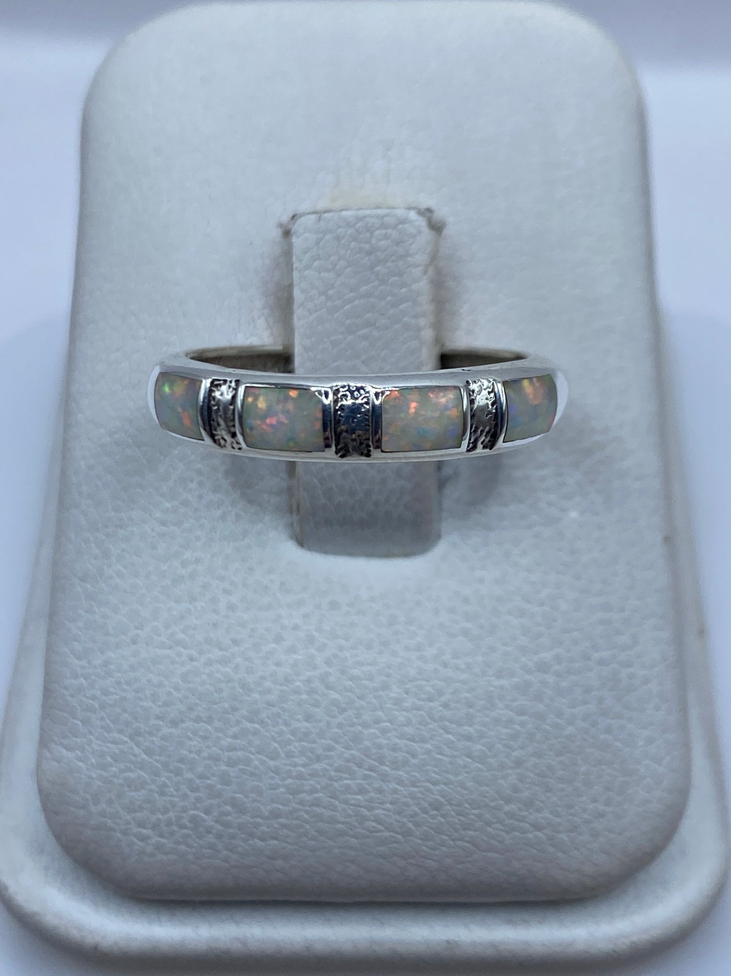 Anillo de plata .950 con ópalo de fuego multicolor iridiscente en vitrina