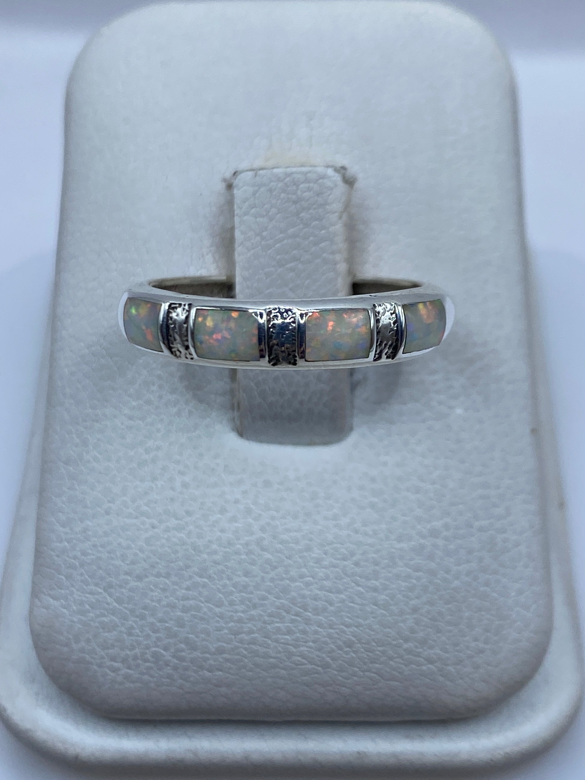 Anillo de plata .950 con ópalo de fuego multicolor iridiscente en vitrina