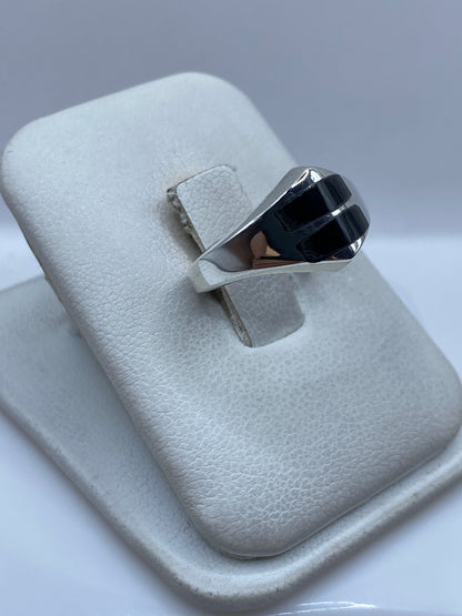 Vista lateral del anillo de plata .925 con ónix negro engastado a mano