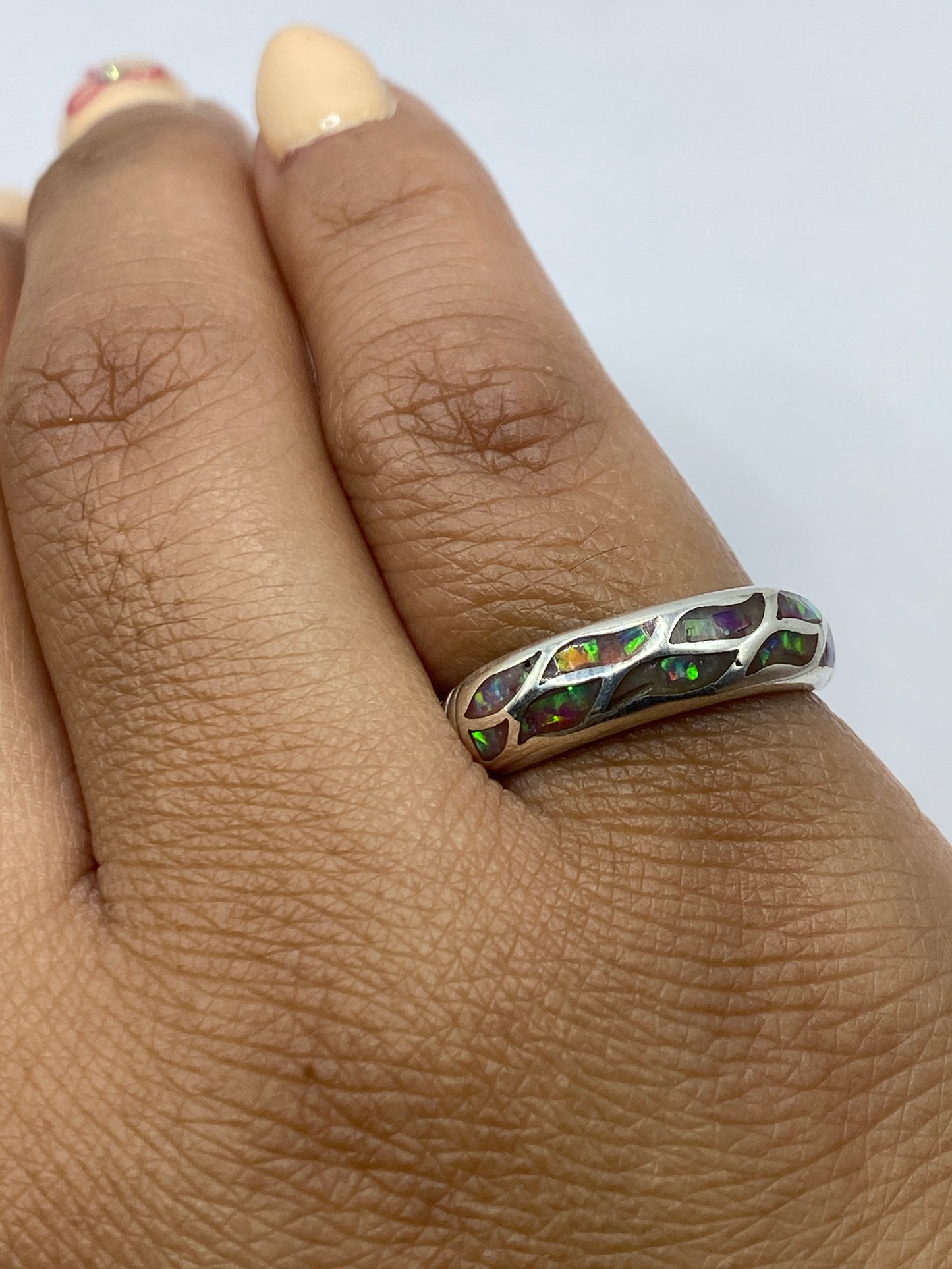 Anillo sobre fondo gris en báscula, demostrando su peso de 2.6 gramos
