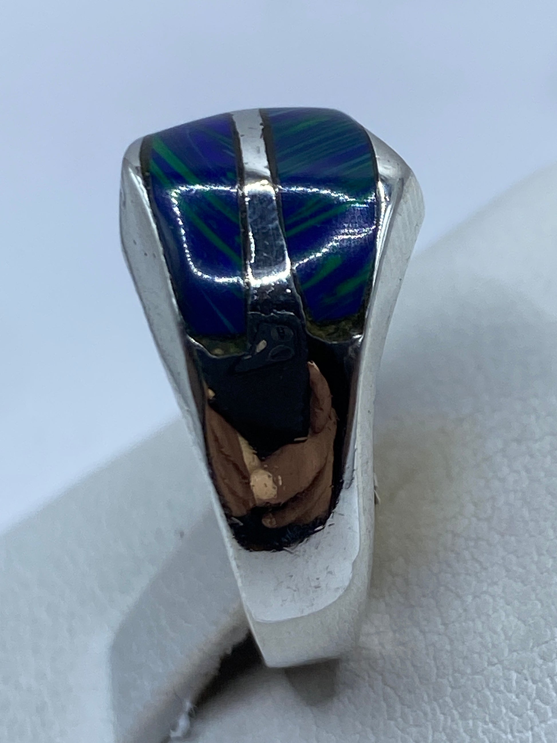 Detalle del engaste a mano de la piedra azul, acabado pulido