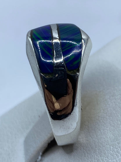 Detalle del engaste a mano de la piedra azul, acabado pulido