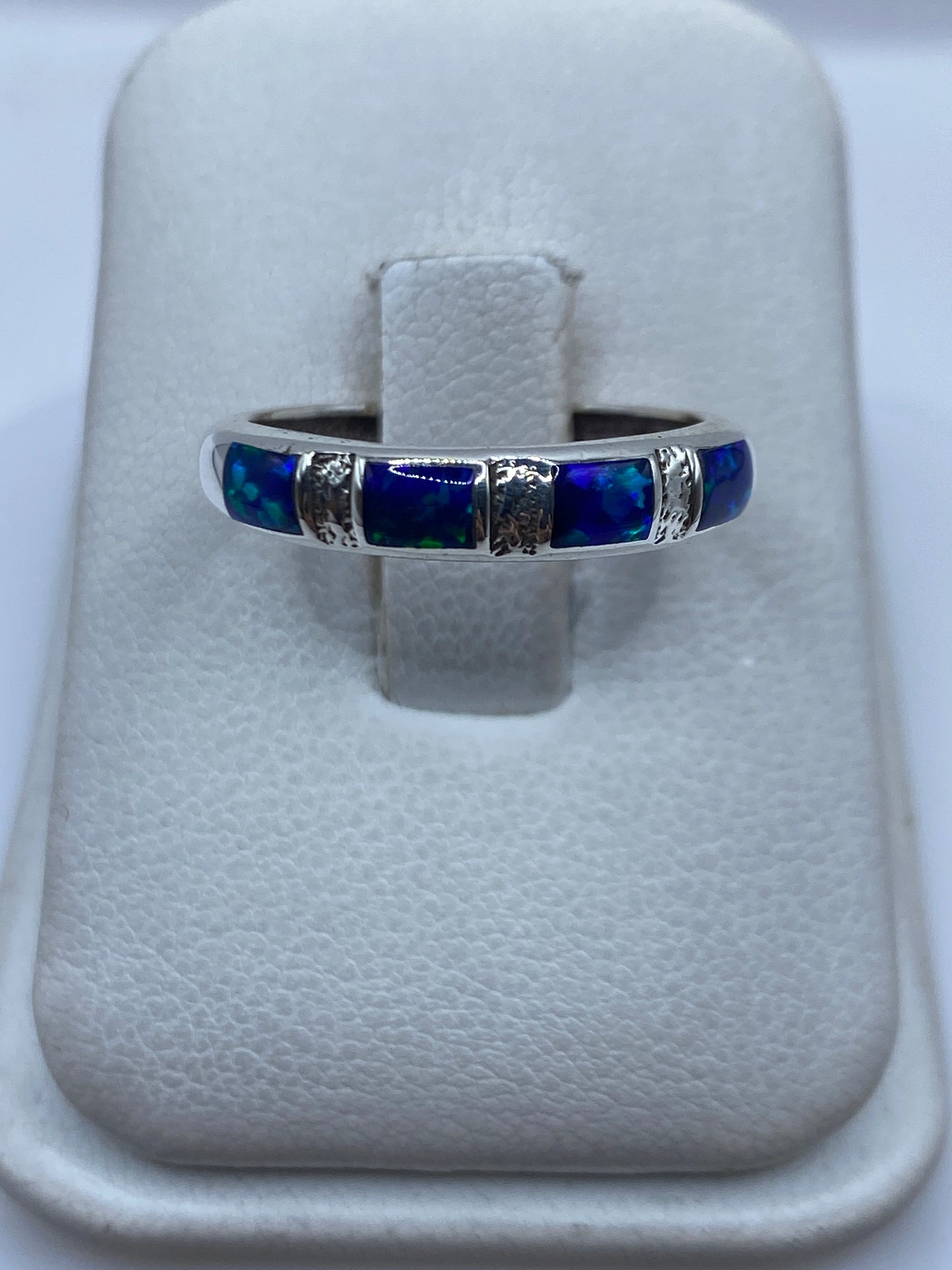 Anillo de plata .950 con ópalo de fuego iridiscente en mano