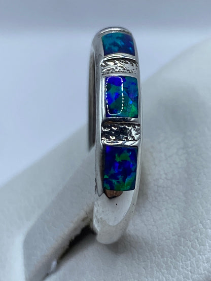 Detalle lateral del anillo en plata .950 con incrustación de ópalo de fuego