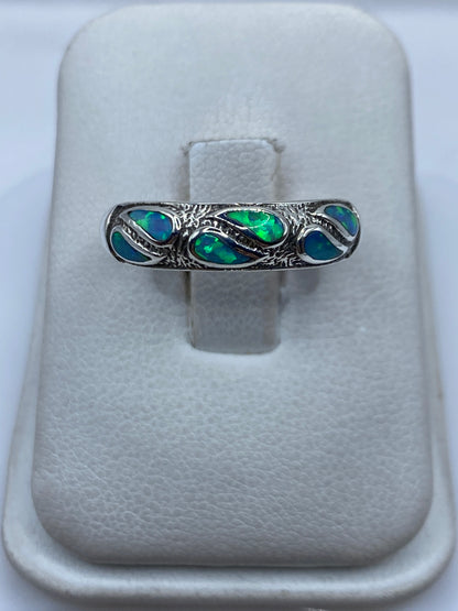 Anillo de plata .950 con ópalo de fuego azul cielo, vista frontal sobre fondo blanco