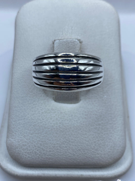 Anillo de plata con bandas paralelas pulidas sobre fondo blanco