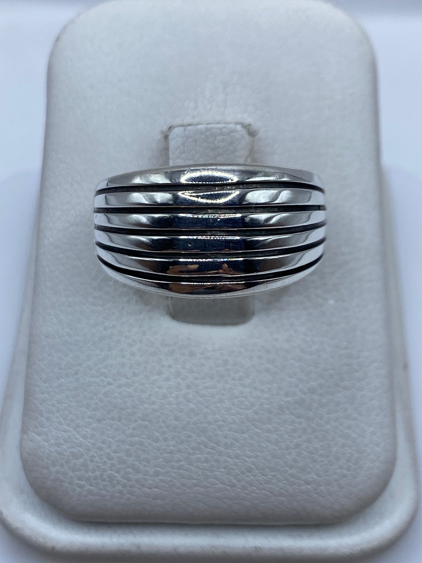 Anillo de plata .925 con franjas paralelas pulidas en estuche blanco