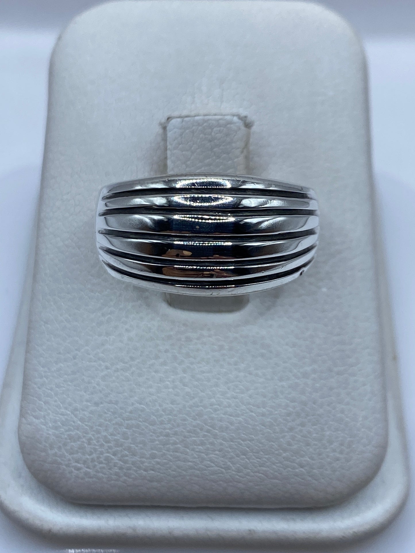 Anillo de plata .925 con seis bandas paralelas en la mano