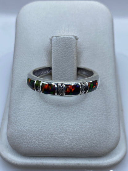 Anillo de plata .950 con ópalo de fuego multicolor en estuche blanco