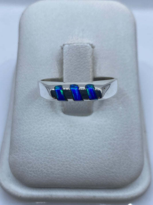 Anillo de plata con ópalo de fuego azul iridiscente en estuche blanco
