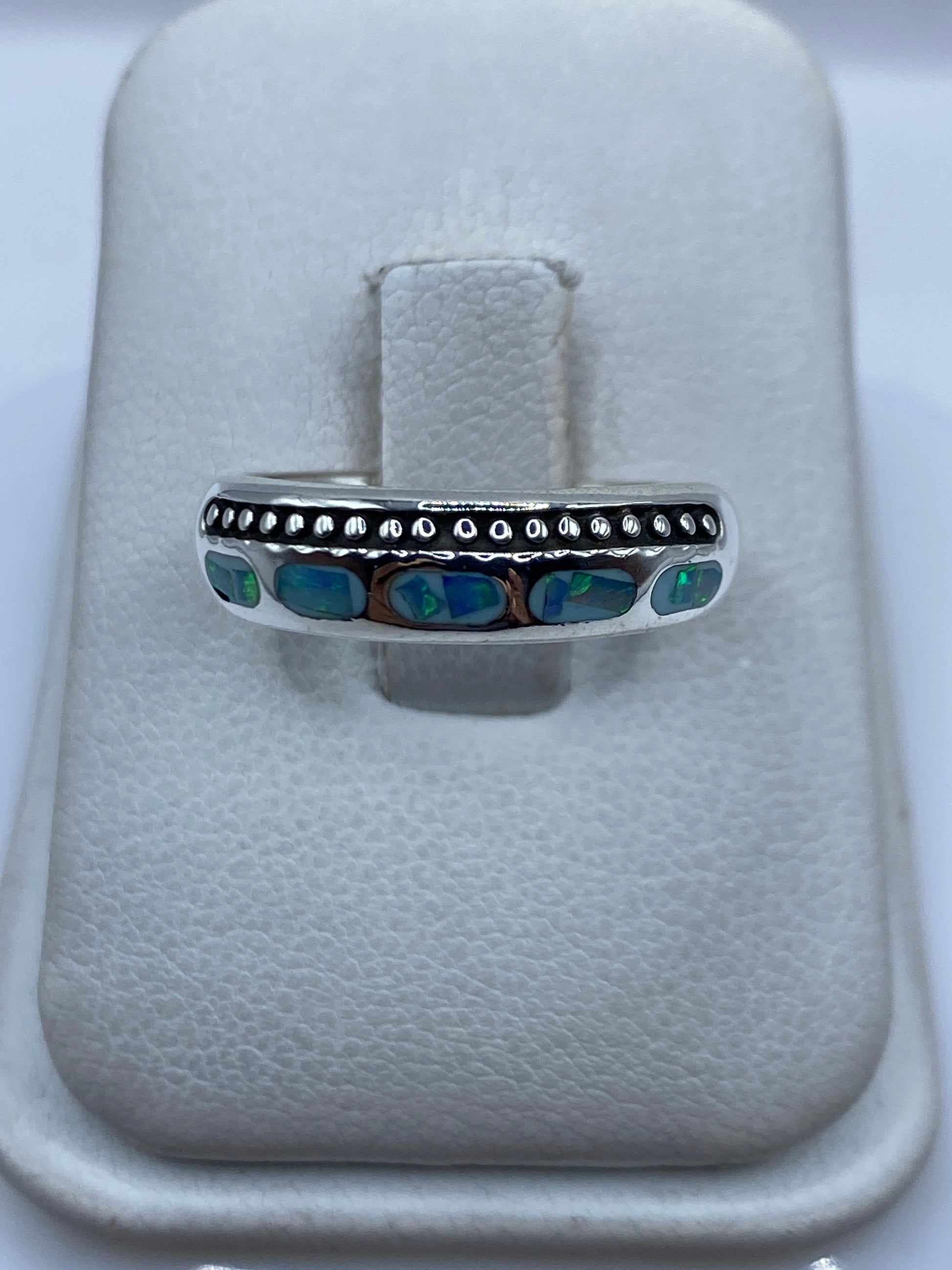 Anillo de plata .950 con ópalo de fuego azul cielo engastado a mano en la talla 7