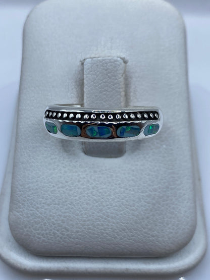 Anillo de plata .950 con ópalo de fuego azul cielo engastado a mano en la talla 7