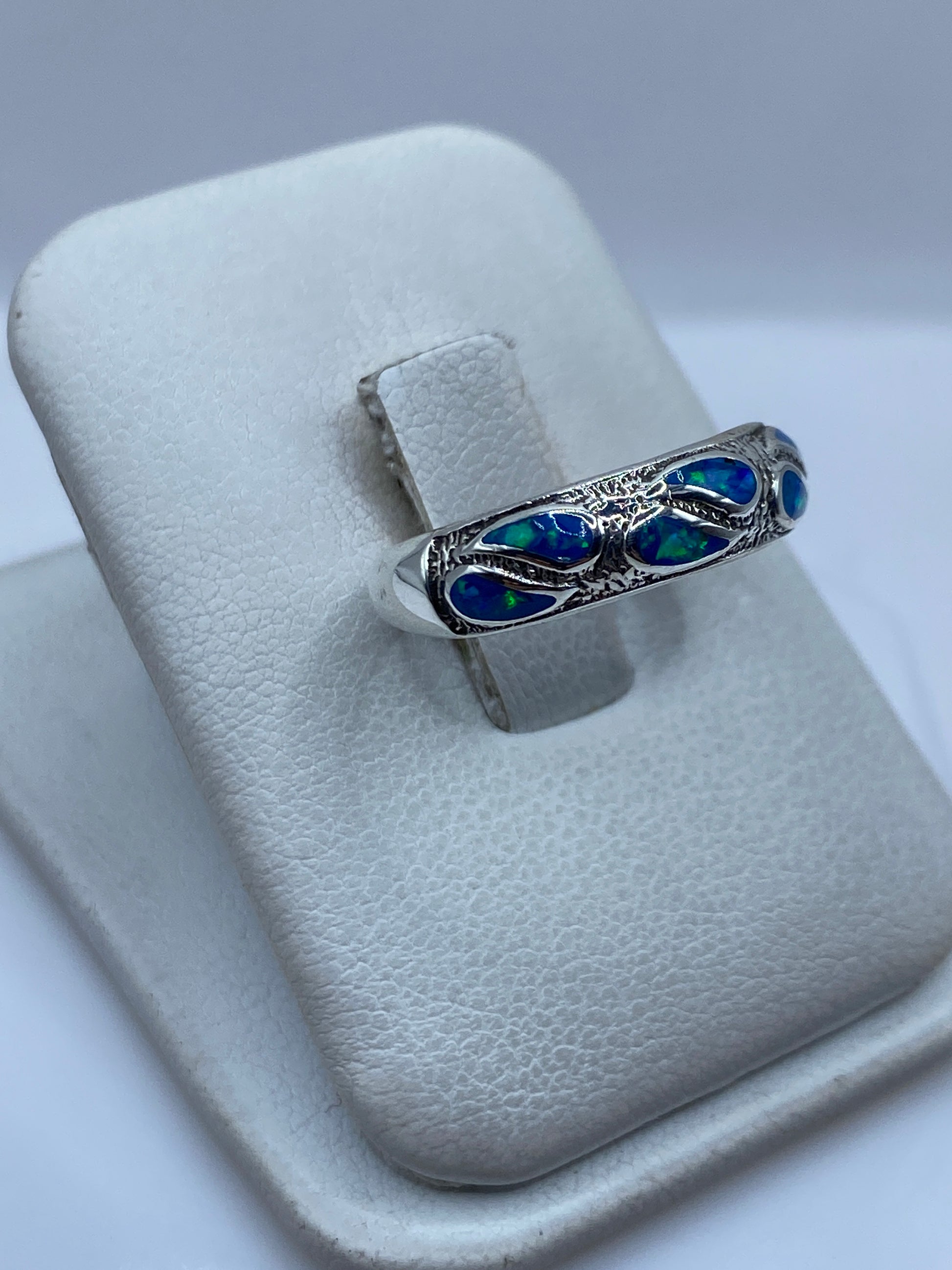 Vista frontal del anillo minimalista con ópalo azul brillante