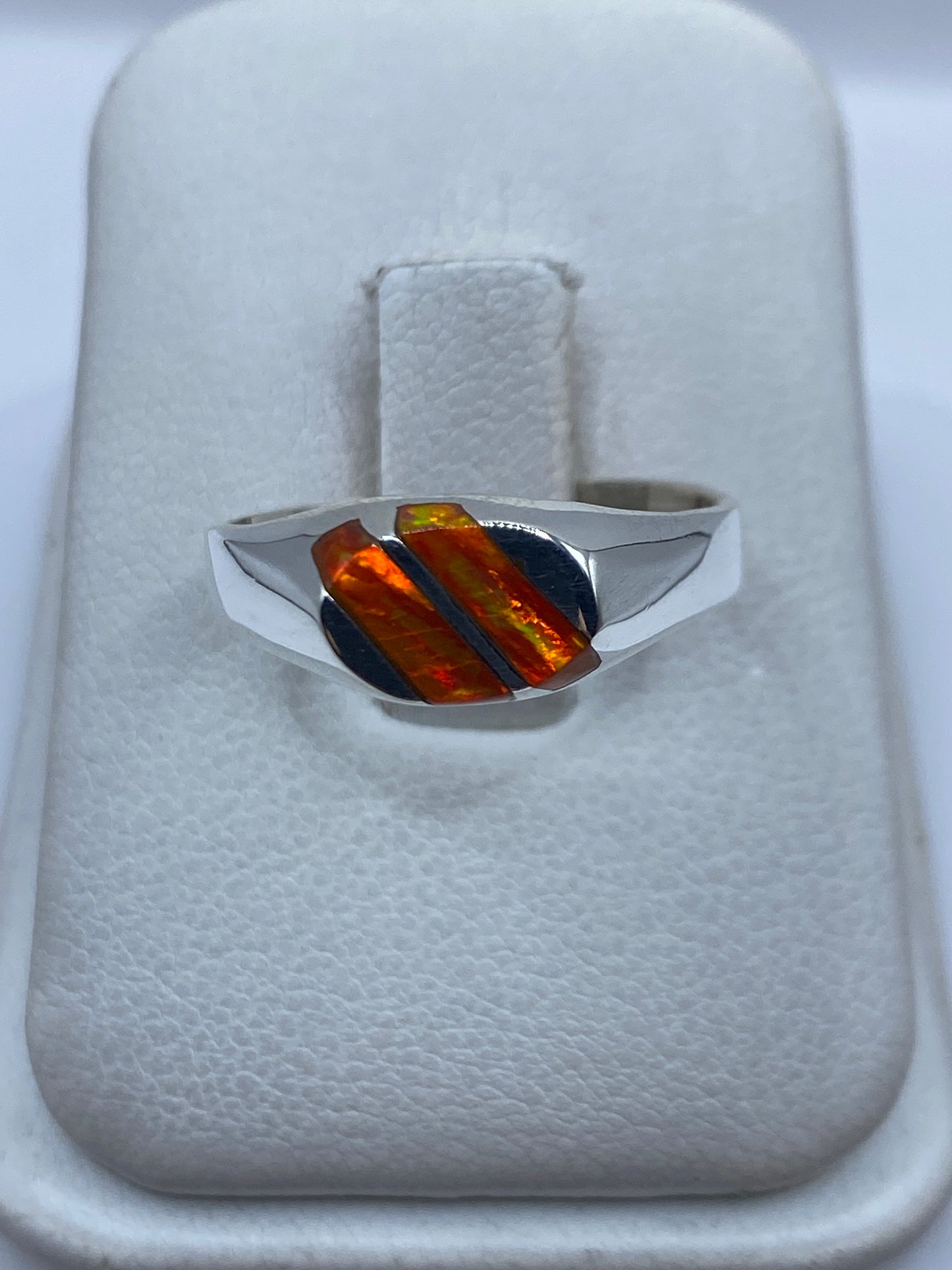 Anillo de plata .950 con ópalo de fuego naranja engastado, vista frontal en estuche