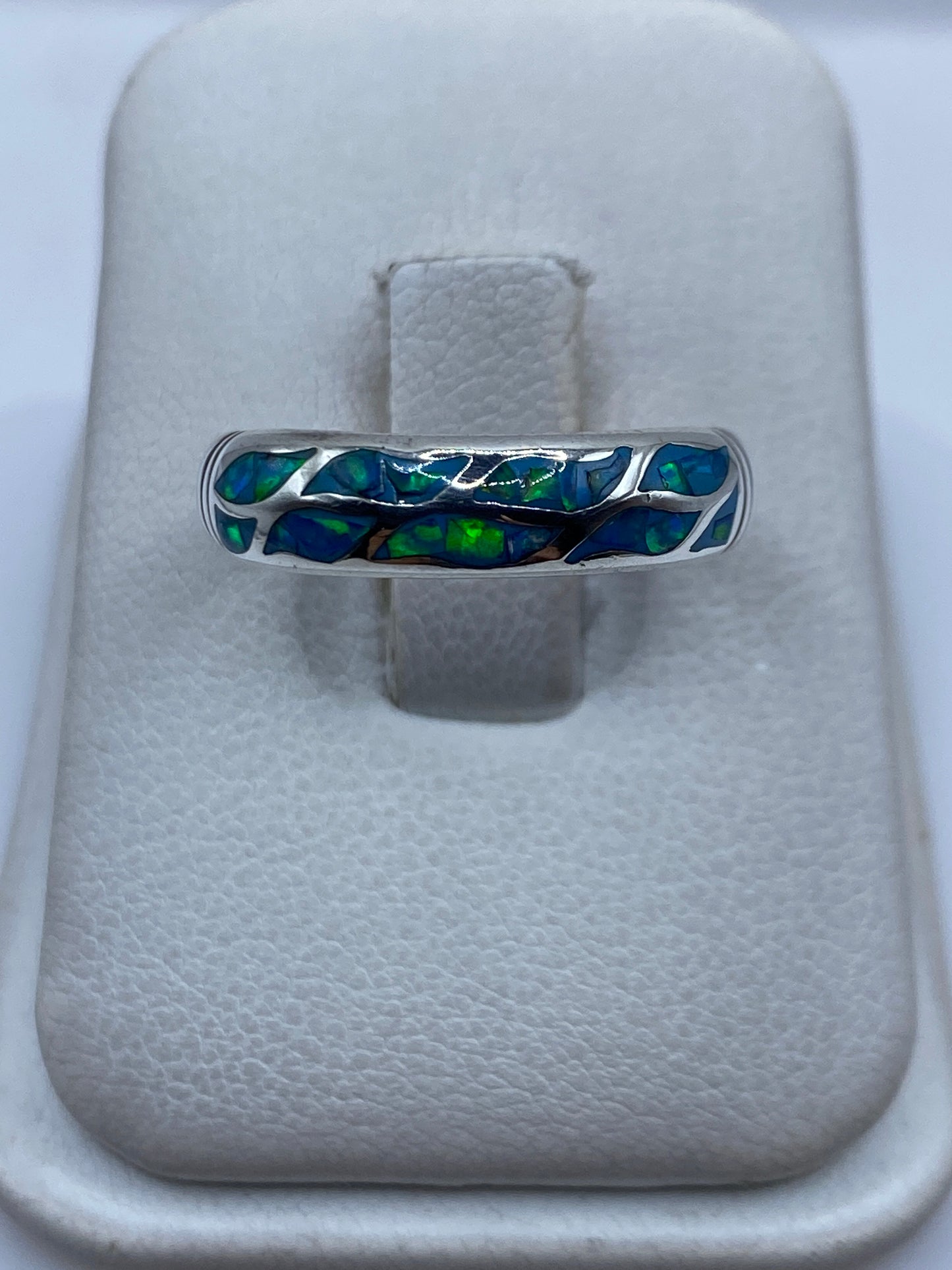 Anillo de plata .925 con ópalo de fuego azul cielo en estuche blanco