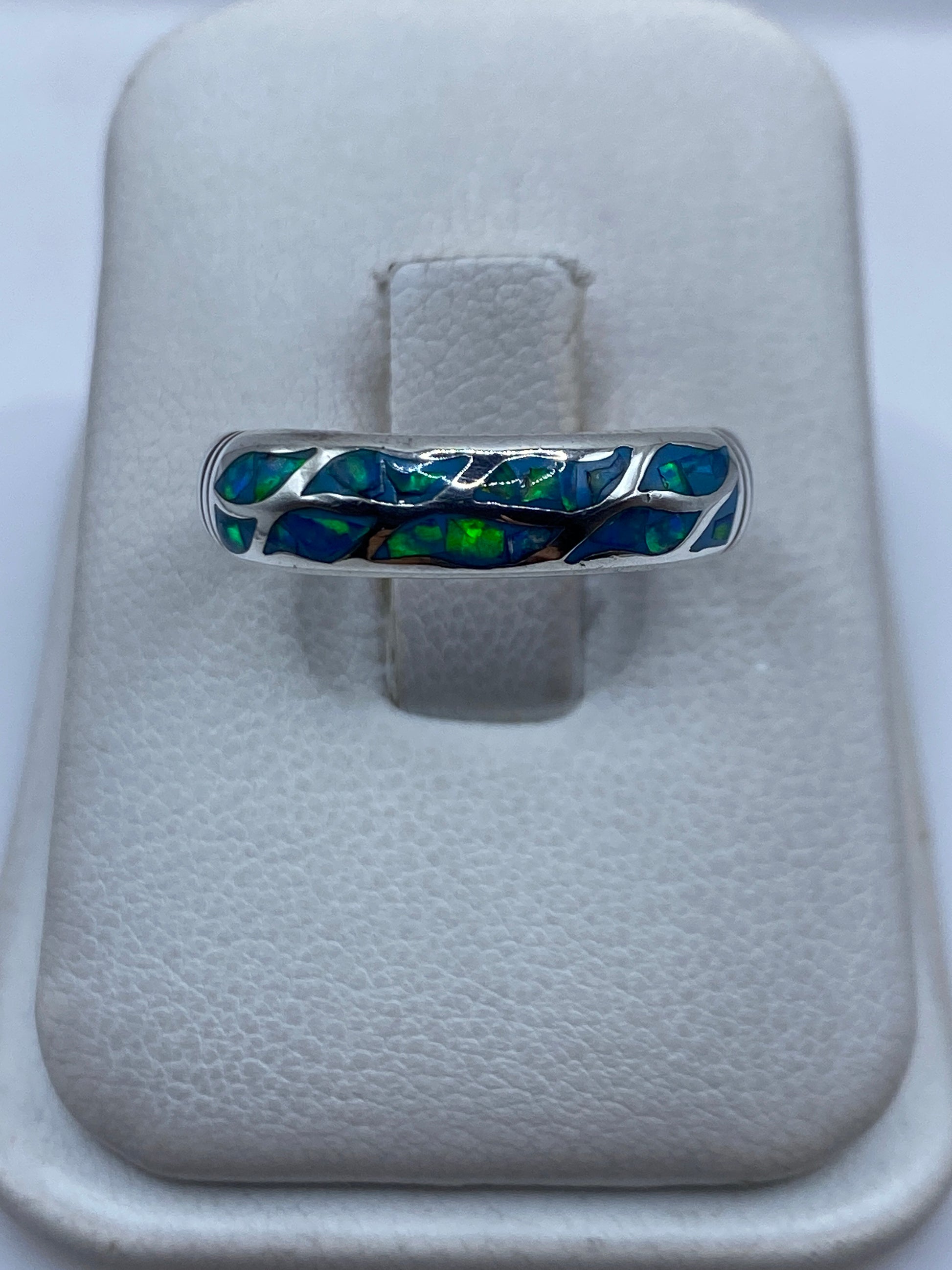 Anillo de plata .925 con ópalo de fuego azul cielo en estuche blanco