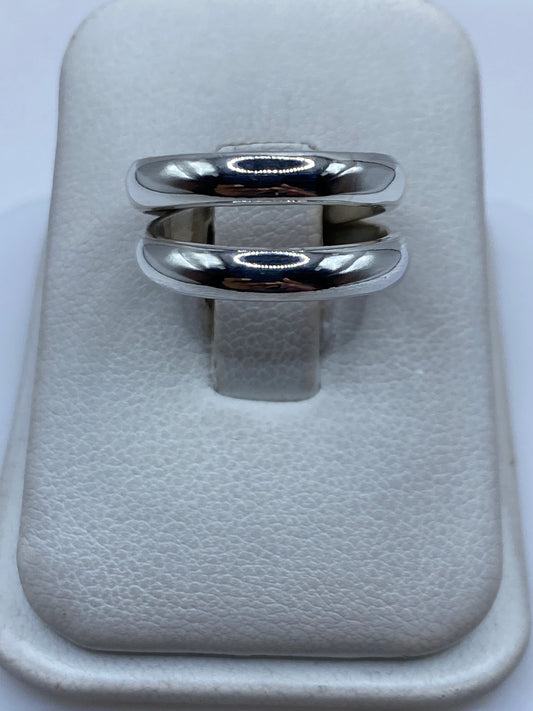 Anillo de doble banda en plata .925 con acabado espejo brillante en estuche blanco