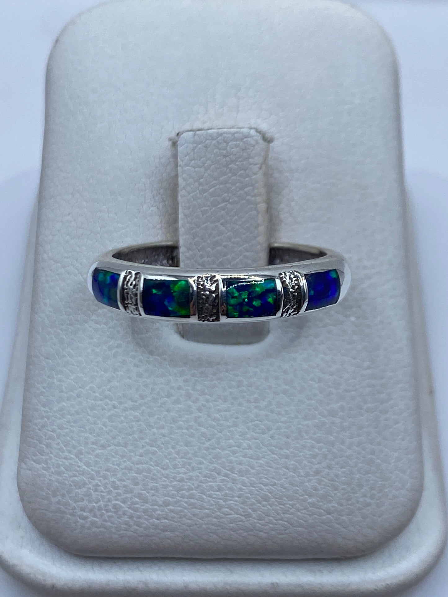 Anillo de plata .950 con Ópalo de Fuego azul engastado a mano en la talla 7