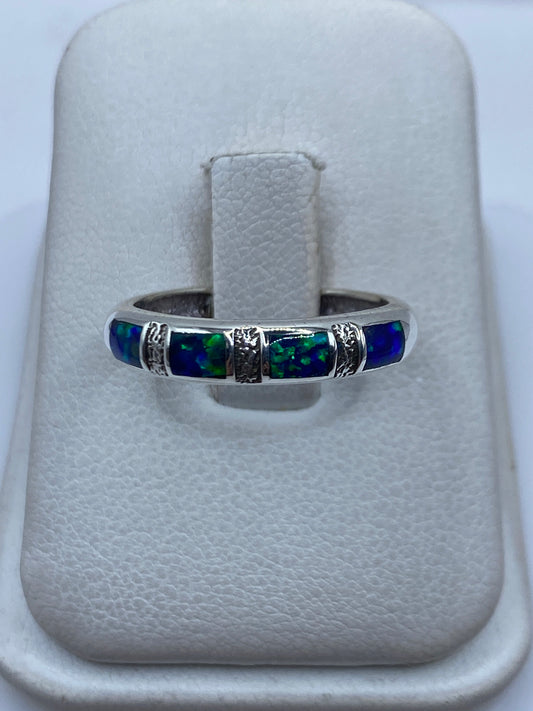 Anillo de plata .950 con Ópalo de Fuego azul engastado a mano en la talla 7