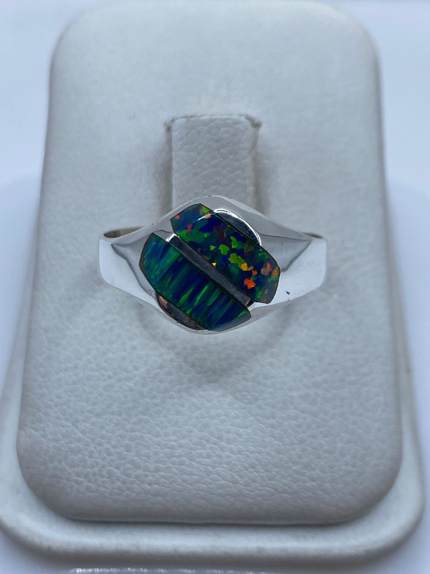 Anillo de plata .950 con ópalo de fuego azul en estuche blanco, vista frontal
