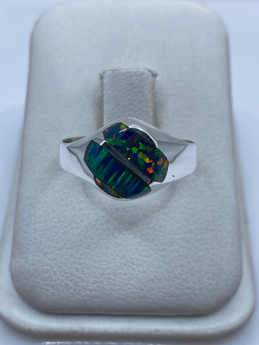 Anillo de plata .950 con ópalo de fuego azul en estuche blanco, vista frontal