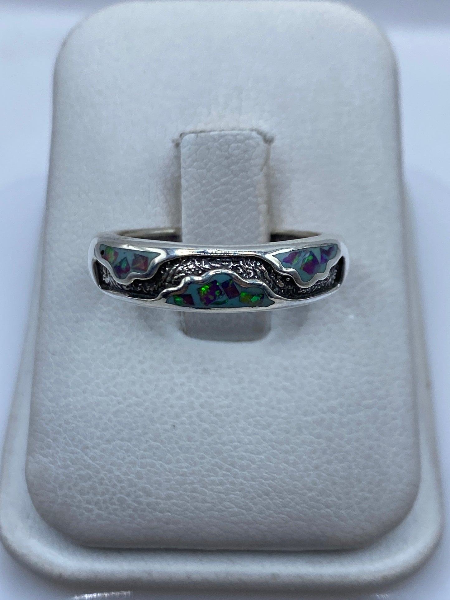 Anillo de plata .950 con ópalo de fuego morado en caja de presentación blanca