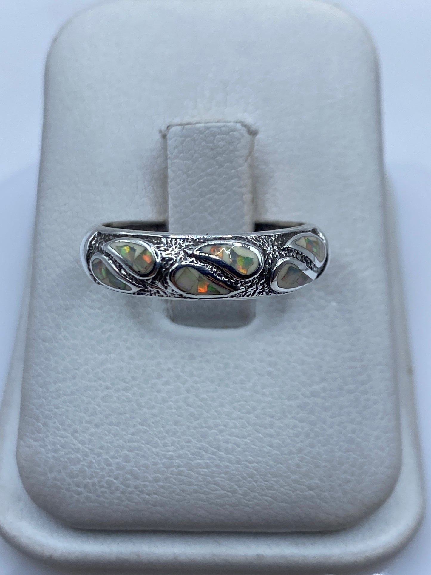 Anillo de plata con ópalo de fuego multicolor engastado a mano en talla 7