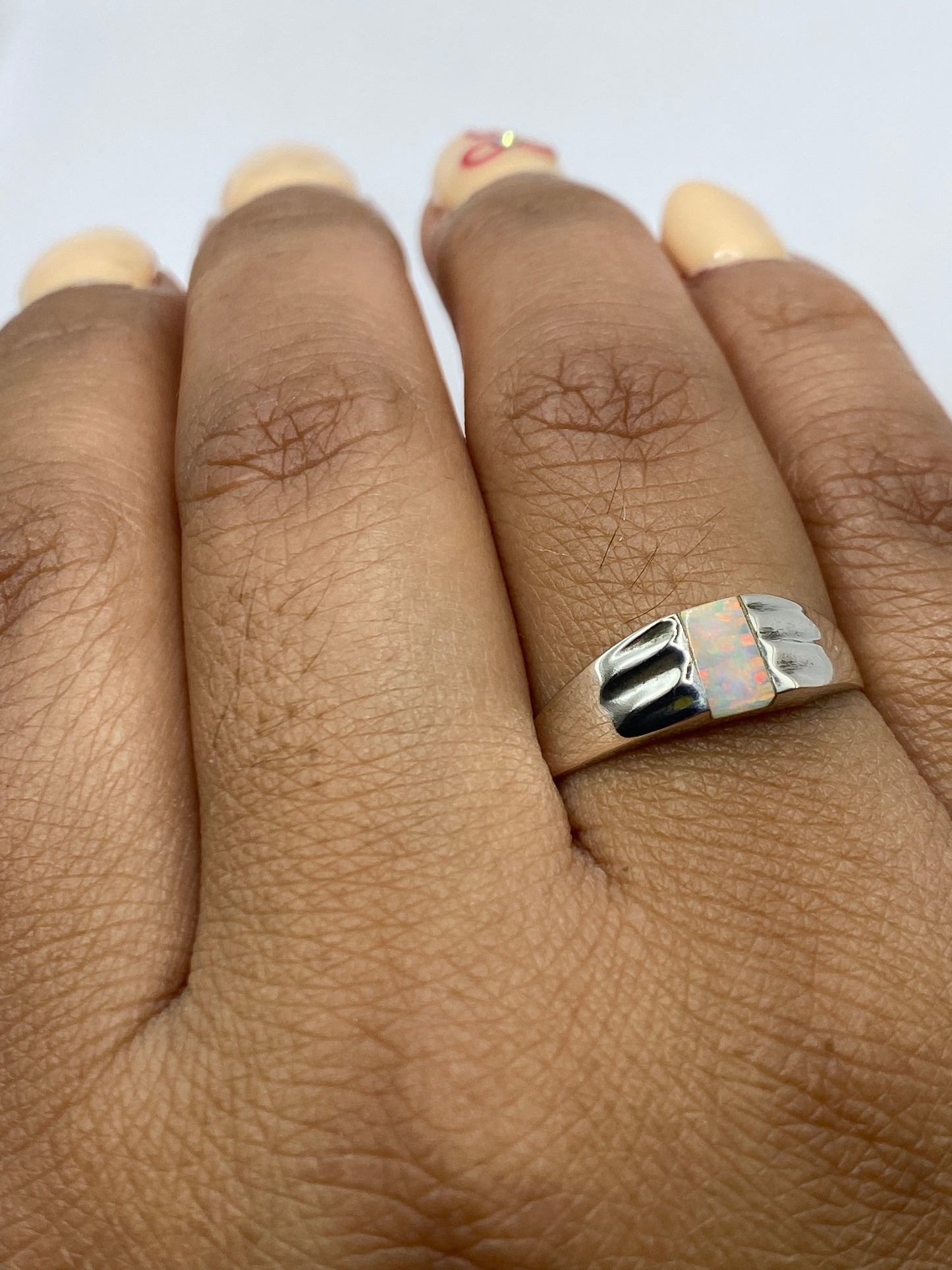 Anillo sobre fondo blanco mostrando el Quinto .950 en la banda