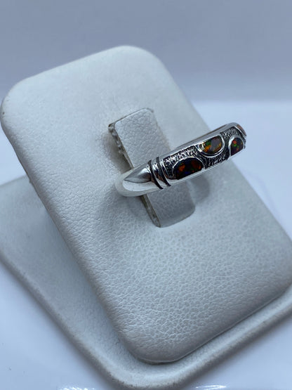 Vista lateral del anillo unisex de plata .950 engastado a mano en Taxco