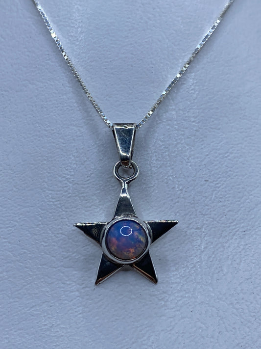 Dije estrella de plata .925 con piedra multicolor engastada, sobre cadena fina
