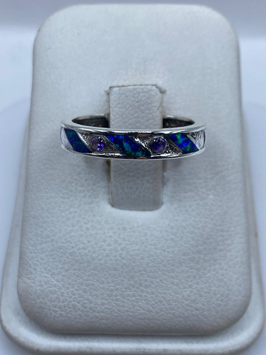 Anillo de plata .950 con ópalo de fuego azul en estuche de presentación blanco