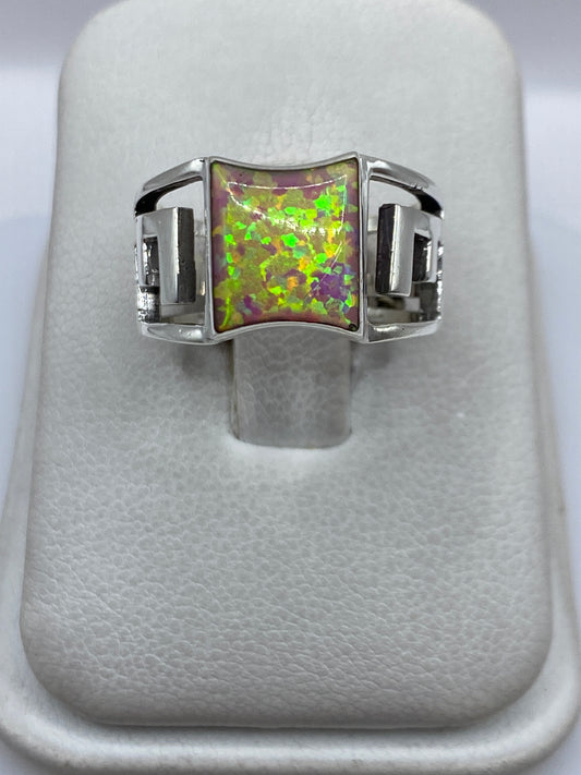 Anillo de plata con ópalo de fuego rosa en tono frontal mostrando el brillo multicolor