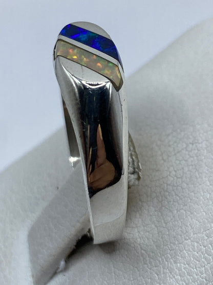 Anillo en el dedo, mostrando el brillo natural del ópalo de fuego