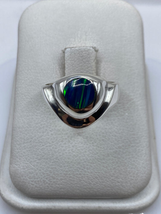 Anillo de plata .950 con ópalo de fuego azul profundo sobre estuche blanco